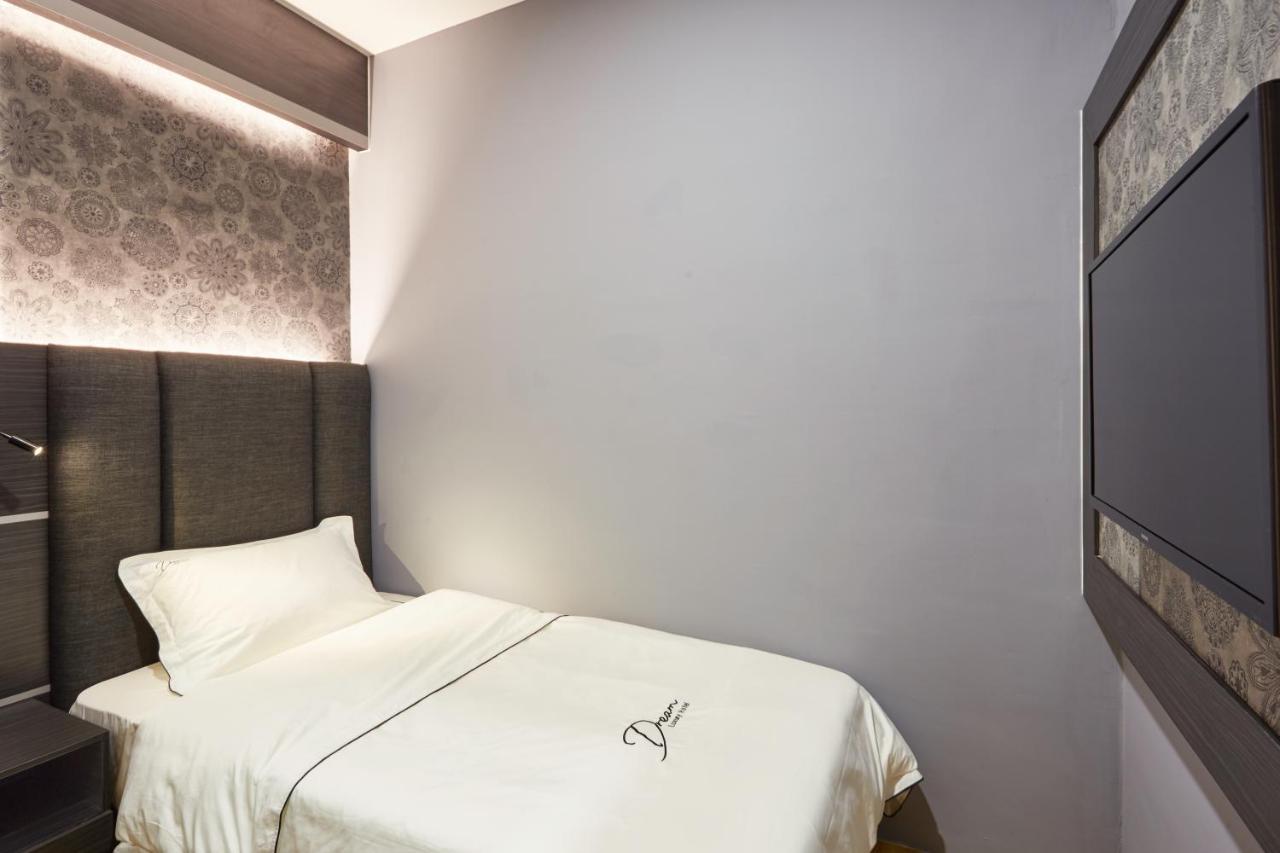 Dream Luxury Hotel Muar Extérieur photo