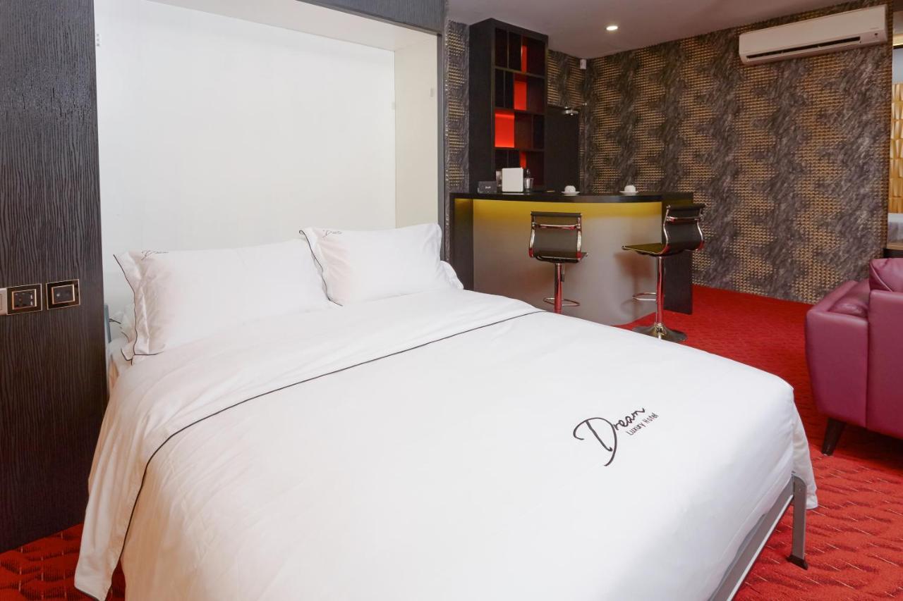 Dream Luxury Hotel Muar Extérieur photo